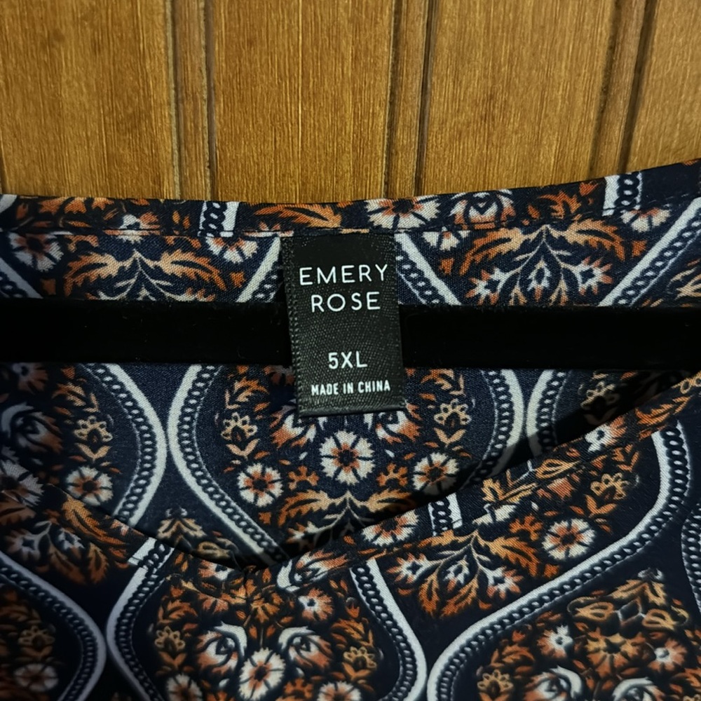 Emery Rose floral/plant print top - Picture 2 of 4